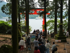 湖畔の鳥居